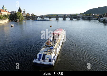 Tourist-Bootsfahrt auf der Moldau in Prag, Tschechische Republik, Osteuropa Stockfoto