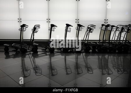 Gepäckwagen am Flughafen Stockfoto