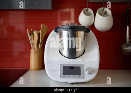 Küchenmaschine Vorwerk Thermomix TM5 auf einen Zähler für eine moderne Küche Stockfoto