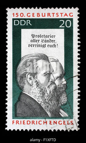 Gedruckt in DDR Stempel zeigt Friedrich Engels und Karl Marx, Sozialwissenschaftler, politischer Theoretiker und marxistischen, ca. 1970 Stockfoto