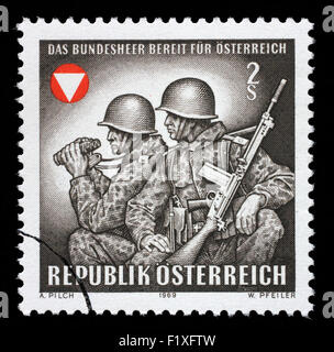 Briefmarke gedruckt durch Österreich, zeigt Grenzsoldaten, ca. 1969 Stockfoto