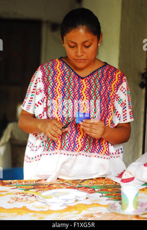 Guatemala, Salama, indigenen Mutter Essenszubereitung Chispitas Ernährung für Baby (Rosa Edilda Perez Gonzalez) Stockfoto