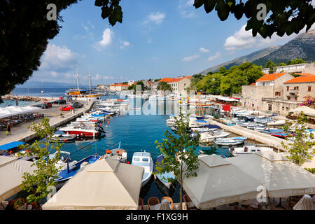 Hafen von Bol-Stadt auf der Insel Brac, Kroatien. Stockfoto