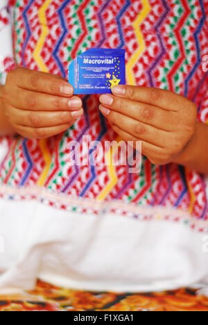 Guatemala, Salama, indigenen Mutter Essenszubereitung Chispitas Ernährung für Baby (Rosa Edilda Perez Gonzalez) Stockfoto