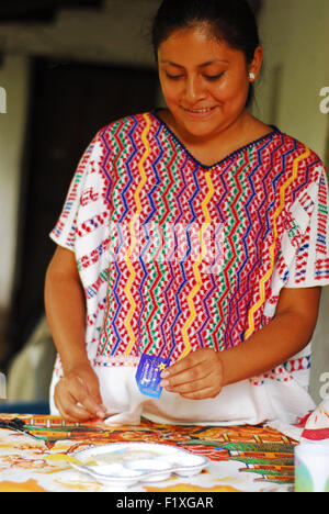 Guatemala, Salama, indigenen Mutter Essenszubereitung Chispitas Ernährung für Baby (Rosa Edilda Perez Gonzalez) Stockfoto