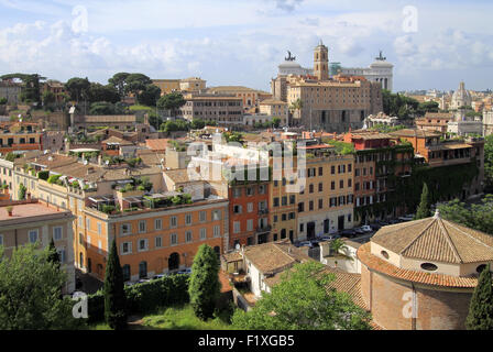 Stadtansicht aus dem Palatin, im Hintergrund das Denkmal für Victor Emmanuel II und der Campidoglio (Capitol), Rom Stockfoto