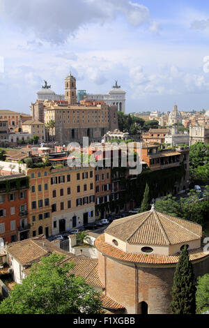 Stadtansicht aus dem Palatin, im Hintergrund das Denkmal für Victor Emmanuel II und der Campidoglio (Capitol), Rom Stockfoto