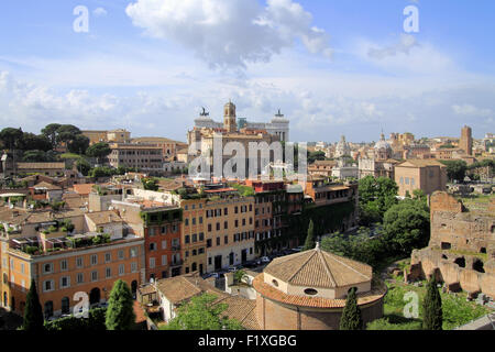 Stadtansicht aus dem Palatin, im Hintergrund das Denkmal für Victor Emmanuel II und der Campidoglio (Capitol), Rom Stockfoto