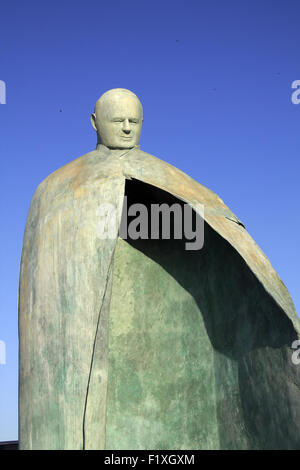 Skulptur von den verstorbenen Papst Johannes Paul II 'Conversazioni' durch des Künstlers Oliviero Rainaldi am Hauptbahnhof Italien. Stockfoto