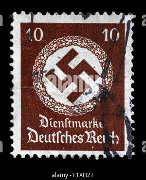 Deutschland - ca. 1942: Eine Briefmarke gedruckt in Deutschland zeigt das Hakenkreuz in einem Eichenkranz, ca. 1942. Stockfoto