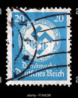 Deutschland - ca. 1942: Eine Briefmarke gedruckt in Deutschland zeigt das Hakenkreuz in einem Eichenkranz, ca. 1942. Stockfoto