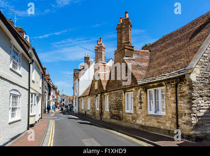 Church Street in der historischen Altstadt mit 15.Jh. Armenhäuser auf der rechten Seite, Poole, Dorset, England, UK Stockfoto