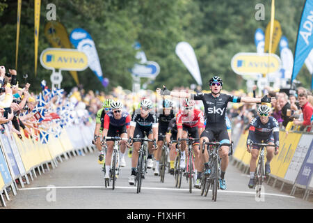 Floors Castle, Kelso, UK. 08. Sep, 2015. Elia Viviani (Team Sky) gewinnt der dritten Stufe der Aviva-Rundfahrt zwischen Cockermouth und Kelso, Vereinigtes Königreich Großbritannien am 8. September 2015. Das Rennen, das erstreckt sich über 7 Etappen, begann am 6. September in Beaumaris, Anglesey, und endet am 13 August in London, Vereinigtes Königreich. Viviani gewann auch Stufe eins des Rennens am Sonntag in Wrexham. Bildnachweis: Andrew Peat/Alamy Live-Nachrichten Stockfoto