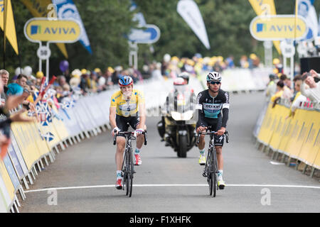 Floors Castle, Kelso, UK. 08. Sep, 2015. Rasse führend und gelbe Trikot Träger Petr Vakoc (Etixx-Quickstep) überquert die Ziellinie mehrere Minuten hinunter auf die Staats-und Regierungschefs nachdem er bei einem Crash mit 3,5 km vor dem Ziel auf der dritten Stufe der Aviva Tour of Britain zwischen Cockermouth und Kelso, Vereinigtes Königreich am 8. September 2015 erwischt. Das Rennen, das erstreckt sich über 7 Etappen, begann am 6. September in Beaumaris, Anglesey, und endet am 13 August in London, Vereinigtes Königreich. Bildnachweis: Andrew Peat/Alamy Live-Nachrichten Stockfoto