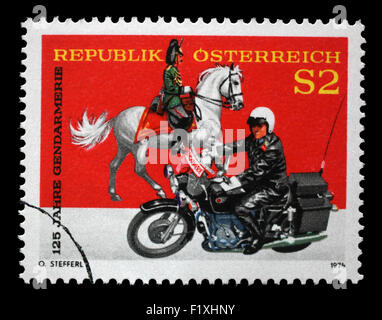 Briefmarke gedruckt durch Österreich, Gendarmen, ca. 1974 zeigt Stockfoto