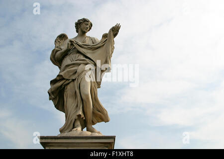 Berninis Engel entlang der Heiligen Engel-Brücke nahe dem Mausoleum des Hadrian in Rom am 27. Februar 2010 Stockfoto