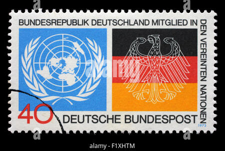 Gedruckt in der Deutschland Stempels zeigt Embleme von UNO und deutschen Fahnen, Deutschlands Aufnahme in die UNO, ca. 1973 Stockfoto