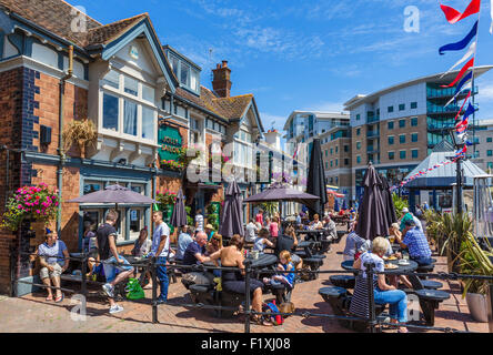 Menschen sitzen vor dem Jolly Sailor Pub auf The Quay in Poole, Dorset, England, UK Stockfoto