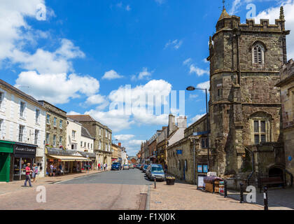 Die High Street mit St. Peter Kirche auf der rechten Seite, Shaftesbury, Dorset, England, UK Stockfoto