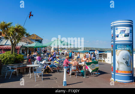 Cafe auf dem Vorplatz mit dem Strand hinter Jurassic Coast, Weymouth, Dorset, England, UK Stockfoto