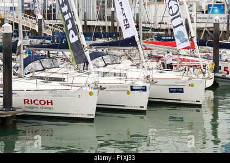 Yachten und Sportboote vor Anker in Cowes Hafen Isle Of Wight Großbritannien während der Cowes Week 2015 Stockfoto