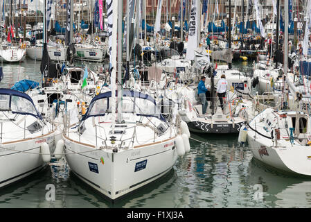 Yachten und Sportboote vor Anker in Cowes Hafen Isle Of Wight Großbritannien während der Cowes Week 2015 Stockfoto