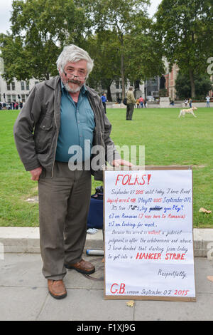 Parliament Square, London, UK. 8. September 2015. Ein Rumäne steht mit einem Banner im Parliament Square, Hungerstreik Stockfoto