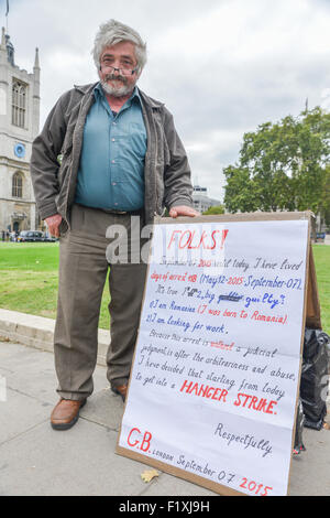 Parliament Square, London, UK. 8. September 2015. Ein Rumäne steht mit einem Banner im Parliament Square, Hungerstreik Stockfoto