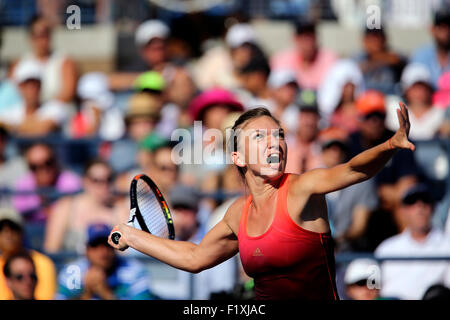 Flushing Meadows, New York, USA. 07. Sep, 2015. Simona Halep, entsprechen die Nummer 2 Samen aus Rumänien, während ihr vierter hindurch gegen Sabine Lisicki Deutschland bei den US Open in Flushing Meadows, New York am 7. September 2015.   Halep gewann das Match in drei Sätzen. Bildnachweis: Adam Stoltman/Alamy Live-Nachrichten Stockfoto