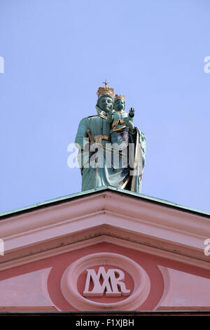 Madonna mit Kind an der Spitze der Franziskanerkirche der Verkündigung auf Preseren-Platz in Ljubljana, Slowenien Stockfoto