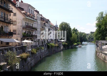 Stadtzentrum, Blick auf den Fluss. Ljubljana ist das Wirtschafts- und Kulturzentrum des Landes, Ljubljana, Slowenien Stockfoto