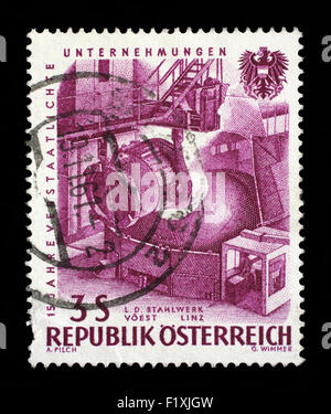 Stempel gedruckt in Österreich, 15. Jahrestag des gewidmet verstaatlichte Industrie, vertreten Gießen Stahl, ca. 1961 Stockfoto