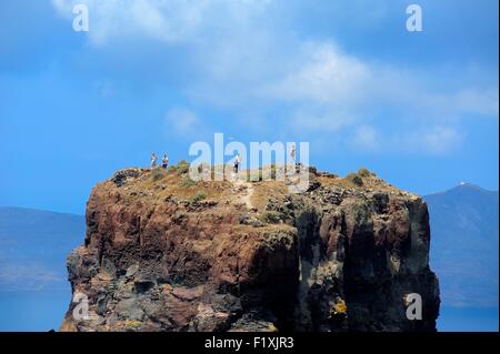 Touristen auf dem Gipfel des Skaros rock Imerovigli Santorini Griechenland Stockfoto