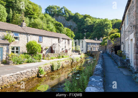 Peakshole Wasser, ein Strom durch den englischen Dorf Castleton, Derbyshire, Peak District National Park, England, Großbritannien fließt Stockfoto