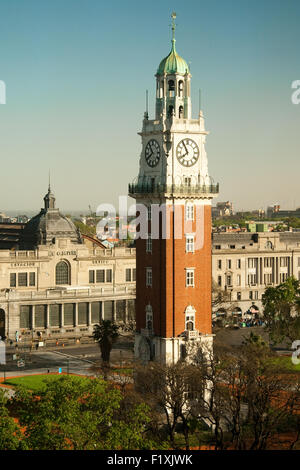 Erhöhte Ansicht der Torre Monumental Plaza Libertador General San Martin, Retiro, Buenos Aires, Argentinien Stockfoto