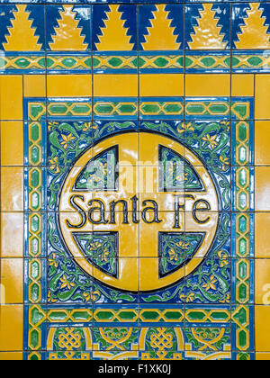 Historische Fliesen für den Santa Fe Eisenbahn im Bahnhof in San Diego, CA. Stockfoto