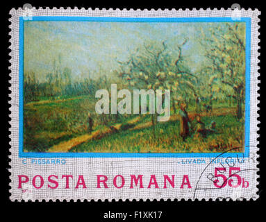 Briefmarke gedruckt in Rumänien zeigt Obstgarten in voller Blüte, Gemälde von Camille Pissarro, ca. 1974 Stockfoto