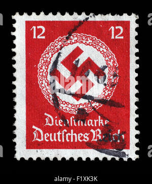 Deutschland - ca. 1944: Eine Briefmarke gedruckt in Deutschland zeigt das Hakenkreuz in einem Eichenkranz, ca. 1944. Stockfoto