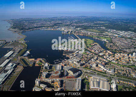 Aus der Vogelperspektive über das Stadtzentrum von Cardiff Stockfoto