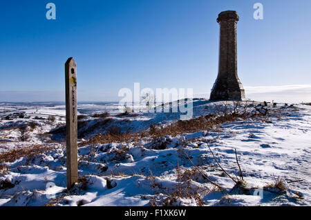 Blauer Himmel und Schnee bei Hardys Denkmal auf Black Down in Dorset, England, UK Stockfoto