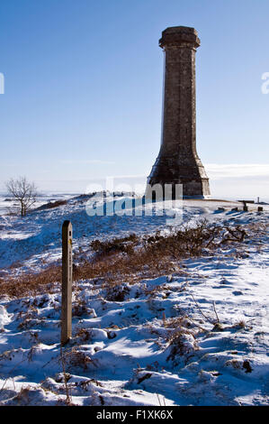 Blauer Himmel und Schnee bei Hardys Denkmal auf Black Down in Dorset, England, UK Stockfoto