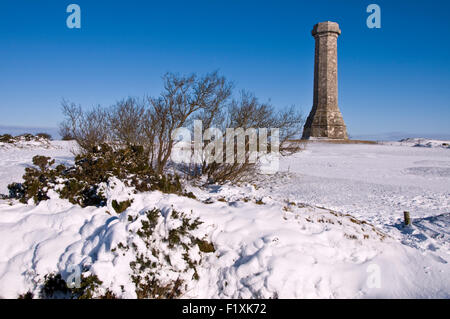 Blauer Himmel und Schnee bei Hardys Denkmal auf Black Down in Dorset, England, UK Stockfoto