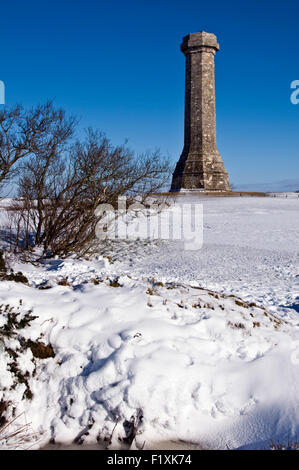 Blauer Himmel und Schnee bei Hardys Denkmal auf Black Down in Dorset, England, UK Stockfoto