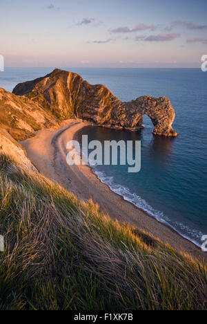 Die Lyme-Stone Arch von Durdle Door gesehen von der South West Coast Path in der Nähe von Lulworth auf Jurassic Küste von Dorset, England, UK Stockfoto