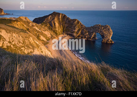 Die Lyme-Stone Arch von Durdle Door gesehen von der South West Coast Path in der Nähe von Lulworth auf Jurassic Küste von Dorset, England, UK Stockfoto