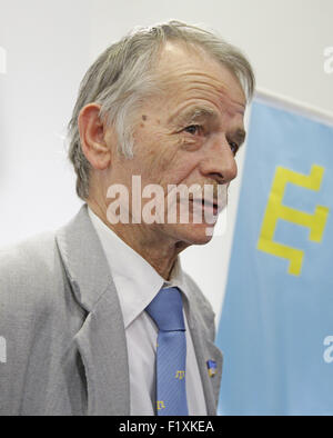 Kiew, Ukraine. 8. Sep, 2015. Der Führer des krimtatarischen Volkes Mustafa Dzhemilev während einer Pressekonferenz in Kiew, Ukraine, am 8. September 2015. Djemiljew und der Vorsitzende der Basis des krimtatarischen Volkes und der Präsident der World Congress der Krim Tataren Refat Tschubarow initiiert, eine Blockade der administrativen Grenze mit der Krim um zu verhindern, dass die Einfuhr von ukrainischen waren. Credit: Serg Glovny/ZUMA Draht/Alamy Live-Nachrichten Stockfoto