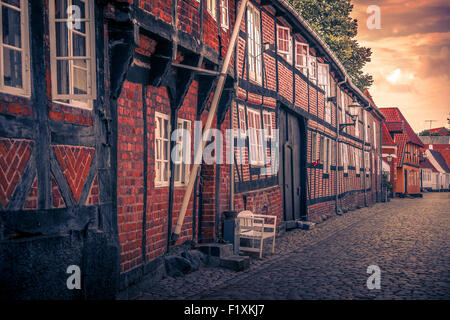 Windows in alten Häusern auf einer idyllischen Straße Stockfoto