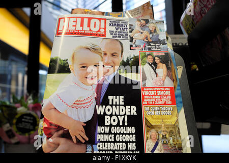 Vordere Abdeckung von Hello Magazin am Kiosk mit Prinz William und Prinz George auf seinen 2. Geburtstag London UK Stockfoto