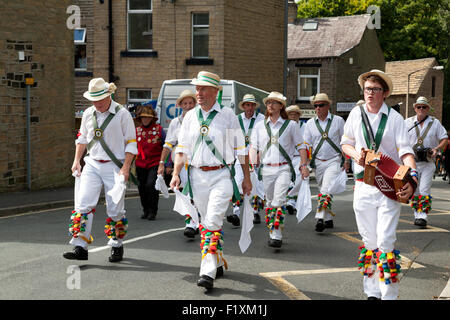 Morrismen in der Rushbearing Festival Prozession, Sowerby Bridge, West Yorkshire Stockfoto