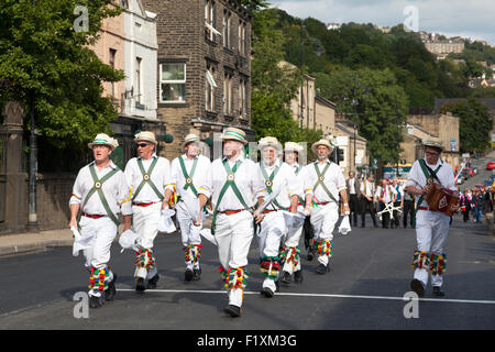 Morrismen in der Rushbearing Festival Prozession, Sowerby Bridge, West Yorkshire Stockfoto